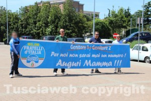 Il flashmob di Fratelli d'Italia in occasione della festa della mamma