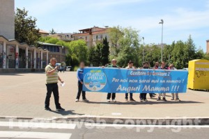 Il flashmob di Fratelli d'Italia in occasione della festa della mamma