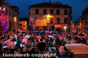 Festival del volontariato - Cena di beneficenza a piazza Fontana grande