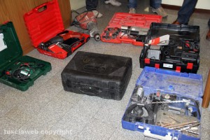 Alcuni dei trapani e dell'attrezzatura sequestrata dalla squadra mobile