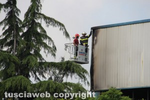 Viterbo - Incendio alla discarica di Casale Bussi - I vigili del fuoco in azione