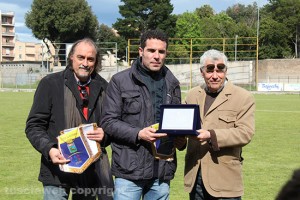 Sergio insogna e Leonardo Michelini con Vincenzo Camilli
