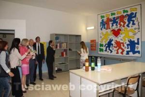 La ministra Giannini fuori dal liceo scientifico 