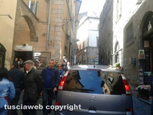 Viterbo - Via San Lorenzo auto anche per San Pellegrino in fiore