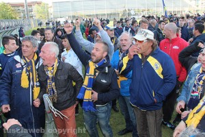 La pacifica "invasione di campo" dei tifosi
