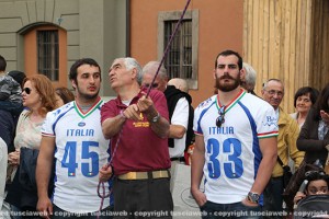 La squadra di football a piazza del Plebiscito