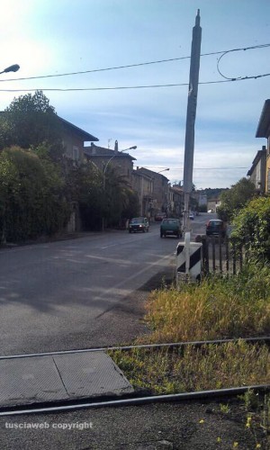 La sbarra del passaggio a livello danneggiata