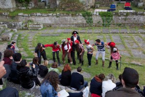 Lo spettacolo a Ferento degli studenti del Buratti
