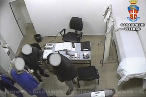 Operazione Anubi - arrestati tre necrofori della camera mortuaria di Belcolle - Il passaggio di denaro