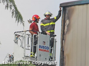 Viterbo - Incendio alla discarica di Casale Bussi - I vigili del fuoco in azione
