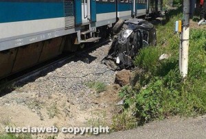 Strada Montecchio - Treno travolge auto