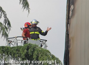 Viterbo - Incendio alla discarica di Casale Bussi - I vigili del fuoco in azione