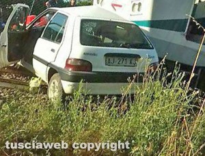 Civita Castellana - L' auto travolta dal treno in via Catalano
