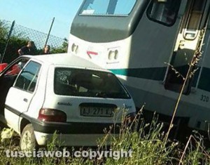 Civita Castellana - L' auto travolta dal treno in via Catalano