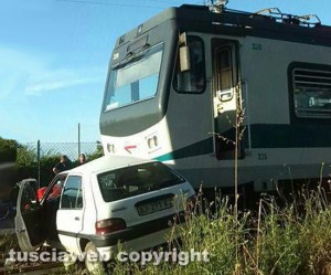 Civita Castellana - L' auto travolta dal treno in via Catalano