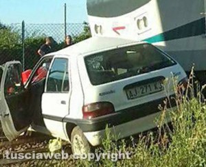 Civita Castellana - L' auto travolta dal treno in via Catalano