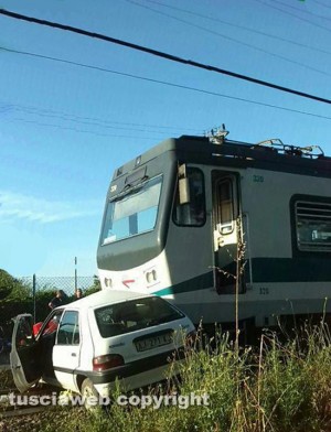 Civita Castellana - L' auto travolta dal treno in via Catalano