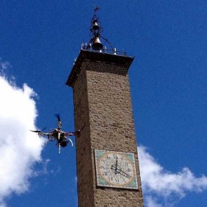 Il drone accanto alla torre dell'orologio