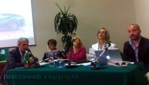 A sinistra il dottor Antonio Lanzetti; a destra il segretario del consiglio dell'ordine degli avvocati di Viterbo Antonella Giannini