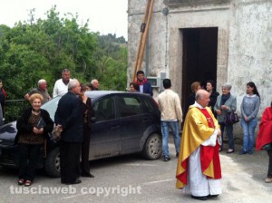 La processione interrotta dall'auto in sosta