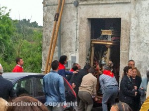 La processione interrotta dall'auto in sosta