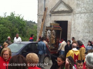 La processione interrotta dall'auto in sosta