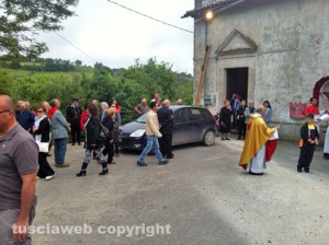 La processione interrotta dall'auto in sosta