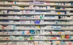 Viterbo - La farmacia all'angolo tra via Garibaldi e piazza Fontana Grande