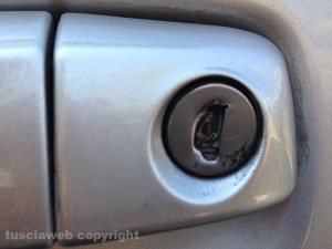 La serratura dell'auto danneggiata