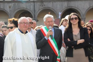 Don Mario Brizi, il sindaco Leonardo Michelini e il vice sindaco Luisa Ciambella