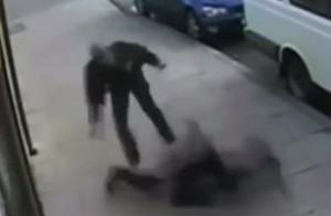 La persona colpita a caso viene atterrata