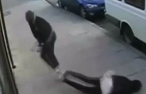 L'aggressore scappa