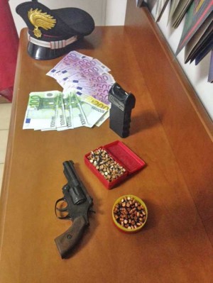 Il materiale sequestrato dai carabinieri