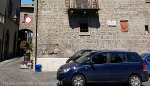 Piazza Gargiuli ancora un parcheggio