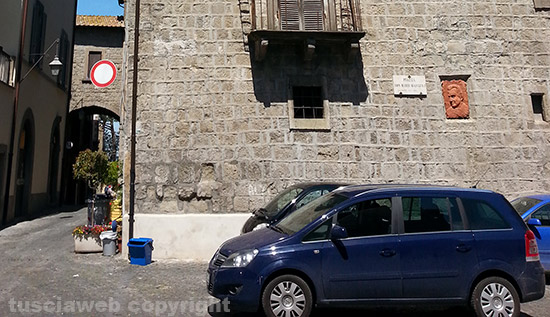 Piazza Gargiuli ancora un parcheggio