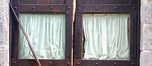 La porta del Sodalizio danneggiata