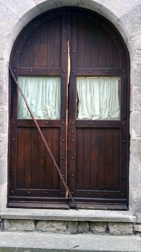 La porta del Sodalizio danneggiata