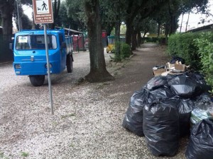Il cumulo di rifiuti a Pratogiardino