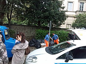 Operai al lavoro per togliere i rifiuti