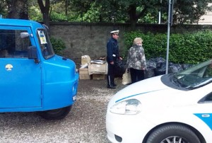 La polizia locale con Daniela Bizzarri di fronte al cumulo di rifiuti