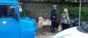 La polizia locale con Daniela Bizzarri di fronte al cumulo di rifiuti