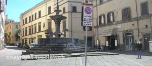 Il cartello di divieto al centro di piazza Fontana grande