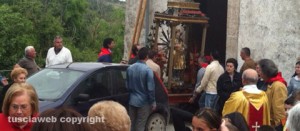 La processione interrotta dall'auto in sosta