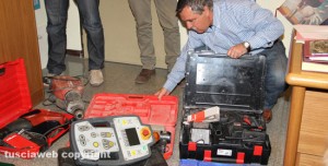 Alcuni dei trapani e dell'attrezzatura sequestrata dalla squadra mobile
