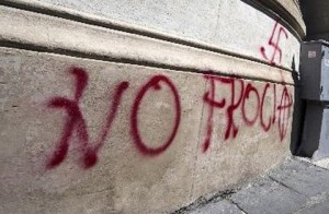 Scritta omofoba sl muro della chiesa Valdese a Roma