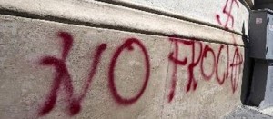 Scritta omofoba sl muro della chiesa Valdese a Roma