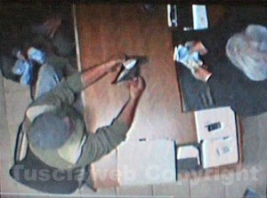 Lo scambio di denaro tra un extracomunitario e l'ex sindacalista indagato