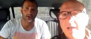 Il tassista che fa cantare i clienti