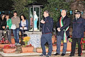 Don Santino Giulianelli e il Sindaco Francesco Ciarlanti sotto la targa