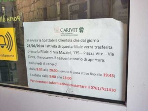Viterbo - L'agenzia della Carivit - Il cartello fuori dalla banca
